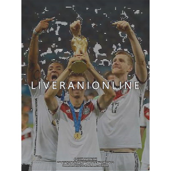 firo : 13.07.2014 Fu§ball, Fussball, WM 2014 Brasilien, Weltmeisterschaft 2014 Brasilien, Football World Championships Brazil 2014, 2014 FIFA WORLD CUP BRAZIL,Brasil,Bresil, Finale Final Deutschland , GER - Argentinien , ARG 1:0 Weltmeister Jubel mit Pokal Jerome Boateng , Thomas MŸller und Per Mertesacker $worldrights Es gelten unsere AGB, einsehbar auf www.firosportphoto.de ¤ONLY FOR USE IN GERMANY !!! copyright by firo sportphoto: BPI Coesfelder Str.207 48249 DŸlmen www.firosportphoto.de mail@firosportphoto.de (V o l k s b a n k B o c h u m - W i t t e n ) BLZ.: 430 601 29 Kt. Nr.: 341 117 100 Tel:Ê 02594 - 9916004 Fax:Ê02594 - 9916005 AG ALDO LIVERANI SAS ONLY ITALY
