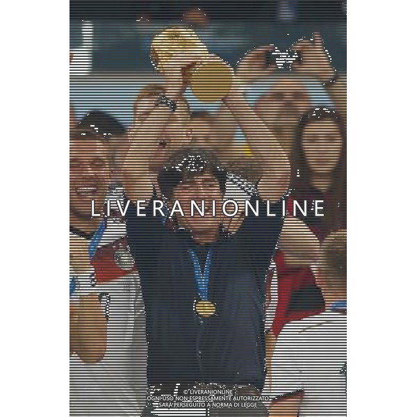 firo : 13.07.2014 Fu§ball, Fussball, WM 2014 Brasilien, Weltmeisterschaft 2014 Brasilien, Football World Championships Brazil 2014, 2014 FIFA WORLD CUP BRAZIL,Brasil,Bresil, Finale Final Deutschland , GER - Argentinien , ARG 1:0 Weltmeister Siegerehrung Bundestrainer Joachim Jogi Lšw mit Pokal TrophŠe $worldrights Es gelten unsere AGB, einsehbar auf www.firosportphoto.de ¤ONLY FOR USE IN GERMANY !!! copyright by firo sportphoto: BPI Coesfelder Str.207 48249 DŸlmen www.firosportphoto.de mail@firosportphoto.de (V o l k s b a n k B o c h u m - W i t t e n ) BLZ.: 430 601 29 Kt. Nr.: 341 117 100 Tel:Ê 02594 - 9916004 Fax:Ê02594 - 9916005 AG ALDO LIVERANI SAS ONLY ITALY