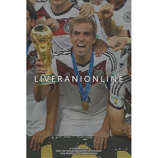 firo : 13.07.2014 Fu§ball, Fussball, WM 2014 Brasilien, Weltmeisterschaft 2014 Brasilien, Football World Championships Brazil 2014, 2014 FIFA WORLD CUP BRAZIL,Brasil,Bresil, Finale Final Deutschland , GER - Argentinien , ARG 1:0 Weltmeister Siegerehrung Philipp Lahm mit Pokal $worldrights Es gelten unsere AGB, einsehbar auf www.firosportphoto.de ¤ONLY FOR USE IN GERMANY !!! copyright by firo sportphoto: BPI Coesfelder Str.207 48249 DŸlmen www.firosportphoto.de mail@firosportphoto.de (V o l k s b a n k B o c h u m - W i t t e n ) BLZ.: 430 601 29 Kt. Nr.: 341 117 100 Tel:Ê 02594 - 9916004 Fax:Ê02594 - 9916005 AG ALDO LIVERANI SAS ONLY ITALY