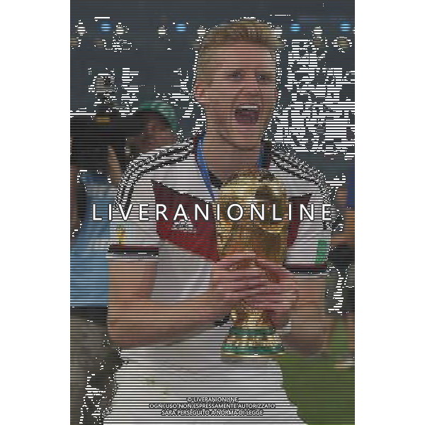 firo : 13.07.2014 Fu§ball, Fussball, WM 2014 Brasilien, Weltmeisterschaft 2014 Brasilien, Football World Championships Brazil 2014, 2014 FIFA WORLD CUP BRAZIL,Brasil,Bresil, GER, Deutschland - ARG, Argentinien 1:0 n.V. Finale, WM-Finale, Weltmeister Deutschland rei§t den Pokal in die Luft Feier Weltmeister Jubel WM-Pokal, GER AndrŽ Andre SchŸrrle Schuerrle $worldrights Es gelten unsere AGB, einsehbar auf www.firosportphoto.de copyright by firo sportphoto: Coesfelder Str.207 48249 DŸlmen www.firosportphoto.de mail@firosportphoto.de (V o l k s b a n k B o c h u m - W i t t e n ) BLZ.: 430 601 29 Kt. Nr.: 341 117 100 Tel:Ê 02594 - 9916004 Fax:Ê02594 - 9916005 AG ALDO LIVERANI SAS ONLY ITALY