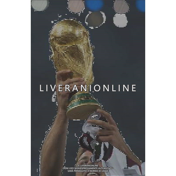 firo : 13.07.2014 Fu§ball, Fussball, WM 2014 Brasilien, Weltmeisterschaft 2014 Brasilien, Football World Championships Brazil 2014, 2014 FIFA WORLD CUP BRAZIL,Brasil,Bresil, Finale Final Deutschland , GER - Argentinien , ARG 1:0 Weltmeister Siegerehrung HŠnde am Pokal Feature allgemein $worldrights Es gelten unsere AGB, einsehbar auf www.firosportphoto.de ¤ONLY FOR USE IN GERMANY !!! copyright by firo sportphoto: mexsport Coesfelder Str.207 48249 DŸlmen www.firosportphoto.de mail@firosportphoto.de (V o l k s b a n k B o c h u m - W i t t e n ) BLZ.: 430 601 29 Kt. Nr.: 341 117 100 Tel:Ê 02594 - 9916004 Fax:Ê02594 - 9916005 AG ALDO LIVERANI SAS ONLY ITALY
