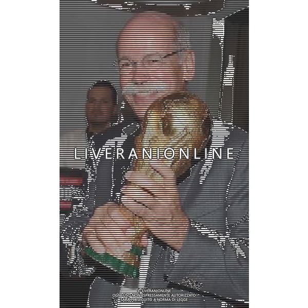 firo : 13.07.2014 Fu§ball, Fussball, WM 2014 Brasilien, Weltmeisterschaft 2014 Brasilien, Football World Championships Brazil 2014, 2014 FIFA WORLD CUP BRAZIL,Brasil,Bresil, WM-Finale 2014, Endspiel 2014, Finale 2014, GER, Deutschland - ARG, Argentinien 1:0 Weltmeister 2014 Deutschland, Dr. Dieter Zetsche ( Vorstandsvorsitzender der Daimler AG) mit Weltpokal / WM-Pokal. DFB-WM Party/ Gala / Feier nach dem Finale im Hotel Sheraton Rio de Janeiro. $worldrights Es gelten unsere AGB, einsehbar auf www.firosportphoto.de Poolfoto : GES, copyright by firo sportphoto, Coesfelder Str.207 48249 DŸlmen www.firosportphoto.de mail@firosportphoto.de (V o l k s b a n k B o c h u m - W i t t e n ) BLZ.: 430 601 29 Kt. Nr.: 341 117 100 Tel:Ê 02594 - 9916004 Fax:Ê02594 - 9916005 AG ALDO LIVERANI SAS ONLY ITALY *** Local Caption ***