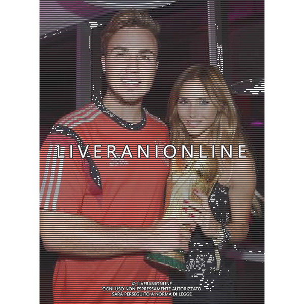 firo : 13.07.2014 Fu§ball, Fussball, WM 2014 Brasilien, Weltmeisterschaft 2014 Brasilien, Football World Championships Brazil 2014, 2014 FIFA WORLD CUP BRAZIL,Brasil,Bresil, WM-Finale 2014, Endspiel 2014, Finale 2014, GER, Deutschland - ARG, Argentinien 1:0 Weltmeister 2014 Deutschland, Siegtorschuetze Mario GOETZE, G…TZE (Deutschland) mit dem WM-Pokal/ Weltpokal und Freundin Ann-Kathrin Broemmel. DFB-WM Party/ Gala / Feier nach dem Finale im Hotel Sheraton Rio de Janeiro. $worldrights Es gelten unsere AGB, einsehbar auf www.firosportphoto.de Poolfoto : GES, copyright by firo sportphoto, Coesfelder Str.207 48249 DŸlmen www.firosportphoto.de mail@firosportphoto.de (V o l k s b a n k B o c h u m - W i t t e n ) BLZ.: 430 601 29 Kt. Nr.: 341 117 100 Tel:Ê 02594 - 9916004 Fax:Ê02594 - 9916005 AG ALDO LIVERANI SAS ONLY ITALY *** Local Caption ***