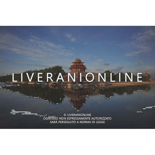 (140712) -- BEIJING, July 12, 2014 () -- Photo taken in the early morning on July 12, 2014 shows a watchtower of the Palace Museum, also known as the Forbidden City, in Beijing, capital of China. (/Chen Yehua) (ry) ©PHOTOSHOT/Agenzia Aldo Liverani sas - ITALY ONLY - EDITORIAL USE ONLY - La torre di guardia del Palazzo dei Musei, conosciuta anche come la Citta\' Proibita, a Pechino, capitale della Cina