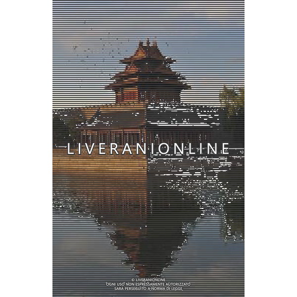 (140712) -- BEIJING, July 12, 2014 () -- Photo taken in the early morning on July 12, 2014 shows a watchtower of the Palace Museum, also known as the Forbidden City, in Beijing, capital of China. (/Chen Yehua) (ry) ©PHOTOSHOT/Agenzia Aldo Liverani sas - ITALY ONLY - EDITORIAL USE ONLY - La torre di guardia del Palazzo dei Musei, conosciuta anche come la Citta\' Proibita, a Pechino, capitale della Cina