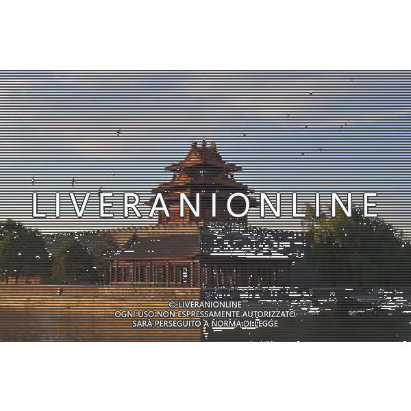 (140712) -- BEIJING, July 12, 2014 () -- Photo taken in the early morning on July 12, 2014 shows a watchtower of the Palace Museum, also known as the Forbidden City, in Beijing, capital of China. (/Chen Yehua) (ry)ry ©PHOTOSHOT/Agenzia Aldo Liverani sas - ITALY ONLY - EDITORIAL USE ONLY - La torre di guardia del Palazzo dei Musei, conosciuta anche come la Citta\' Proibita, a Pechino, capitale della Cina