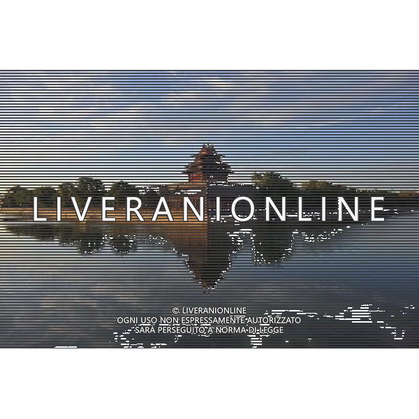 (140712) -- BEIJING, July 12, 2014 () -- Photo taken in the early morning on July 12, 2014 shows a watchtower of the Palace Museum, also known as the Forbidden City, in Beijing, capital of China. (/Chen Yehua) (ry) ©PHOTOSHOT/Agenzia Aldo Liverani sas - ITALY ONLY - EDITORIAL USE ONLY - La torre di guardia del Palazzo dei Musei, conosciuta anche come la Citta\' Proibita, a Pechino, capitale della Cina