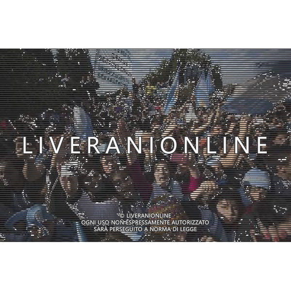 (140715) -- EZEIZA, July 15, 2014 () -- Argentinian fans rally to welcome their national football team upon their arrival, in Ezeiza city, Argentina, on July 14, 2014. Argentina National Team returned after won the silver in the 2014 FIFA World Cup Brazil. (/Martin Zabala) (jp) (ah) ©PHOTOSHOT/Agenzia Aldo Liverani sas - ITALY ONLY - EDITORIAL USE ONLY - I tifosi accolgono la quadra nazionale di calcio dell\'argentina al loro arrivo, nei pressi della Federcalcio), nella citta\' di Ezeiza, 14 luglio 2014 dopo aver vinto l\'argento alla coppa del mondo FIFA 2014 in Brasile