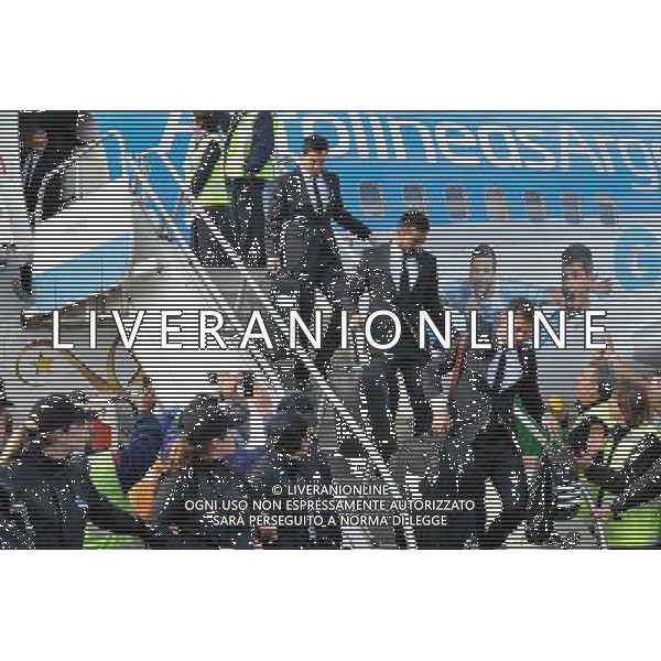 Télam, Buenos Aires 14/07/2014: Martín Demichelis, Ezequiel Lavezzi, Lionel Messi y Javier Mascherano , bajan del avión que trajo de regreso al seleccionado argentino de fútbol de Rio de Janeiro, donde obtuvo el segundo lugar el el Mundial de Fútbol Brasil2014. Foto: Leonardo Zavattaro/Télam/lz ©PHOTOSHOT/Agenzia Aldo Liverani sas - ITALY ONLY - EDITORIAL USE ONLY- I tifosi accolgono la quadra nazionale di calcio dell\'argentina al loro arrivo, nei pressi della Federcalcio), nella citta\' di Ezeiza, 14 luglio 2014 dopo aver vinto l\'argento alla coppa del mondo FIFA 2014 in Brasile