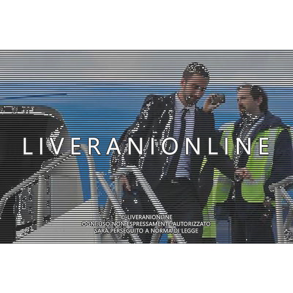 Télam, Buenos Aires 14/07/2014: Sergio Agüero y Gonzalo Higuain, bajan del avión que trajo de regreso al seleccionado argentino de fútbol de Rio de Janeiro, donde obtuvo el segundo lugar el el Mundial de Fútbol Brasil2014. Foto: Leonardo Zavattaro/Télam/lz ©PHOTOSHOT/Agenzia Aldo Liverani sas - ITALY ONLY - EDITORIAL USE ONLY- I tifosi accolgono la quadra nazionale di calcio dell\'argentina al loro arrivo, nei pressi della Federcalcio), nella citta\' di Ezeiza, 14 luglio 2014 dopo aver vinto l\'argento alla coppa del mondo FIFA 2014 in Brasile