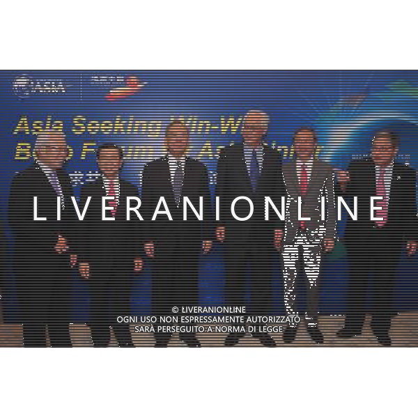 (140716) -- SINGAPORE, July 16, 2014 () -- Singapore\'s Emeritus Senior Minister Goh Chok Tong (3rd, R), China\'s former vice premier and Vice Chairman of the Boao Forum for Asia (BFA) Zeng Peiyan (3rd, L), former Deputy Prime Minister Wong Kan Seng (2nd, L) and Chairman of the Singapore Federation of Chinese Clan Associations Chua Thian Poh (1st, L) pose for photos during the Boao Forum for Asia dinner in Singapore on July 16, 2014. (/Then Chih Wey)(zhf) ©PHOTOSHOT/Agenzia Aldo Liverani sas - ITALY ONLY - EDITORIAL USE ONLY - Forum Boao per l\'Asia (BFA) a Singapore il 16 luglio 2014