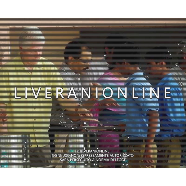 (140717) -- JAIPUR, July 17, 2014 () -- Former U.S. President Bill Clinton (1st L) serves food for students in Jaipur, India, July 16, 2014. Former U.S. President Bill Clinton Tuesday arrived in Jaipur, the capital of the western Indian state of Rajasthan, to have a glimpse of an NGO-run mid-day meal plan for school children. (/Stringer) (zjy) ©PHOTOSHOT/Agenzia Aldo Liverani sas - ITALY ONLY - EDITORIAL USE ONLY - L\'ex presidente americano Bill Clinton mentre serve il cibo per agli studenti in Jaipur, India, 16 luglio 2014