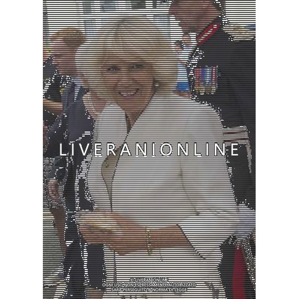 The Duchess of Cornwall toured LOOE MARKET CORNWALL AND BOUGHT A CORNISH PASTY.PICTURE ©photoshot/Agenzia Aldo Liverani sas - ITALY ONLY - EDITORIAL USE ONLY - REALI INGLESI: Il Principe Carlo d\'inghilterra con la moglie Camilla duchessa di Cornovaglia, ha visitato il mercato di via Looe