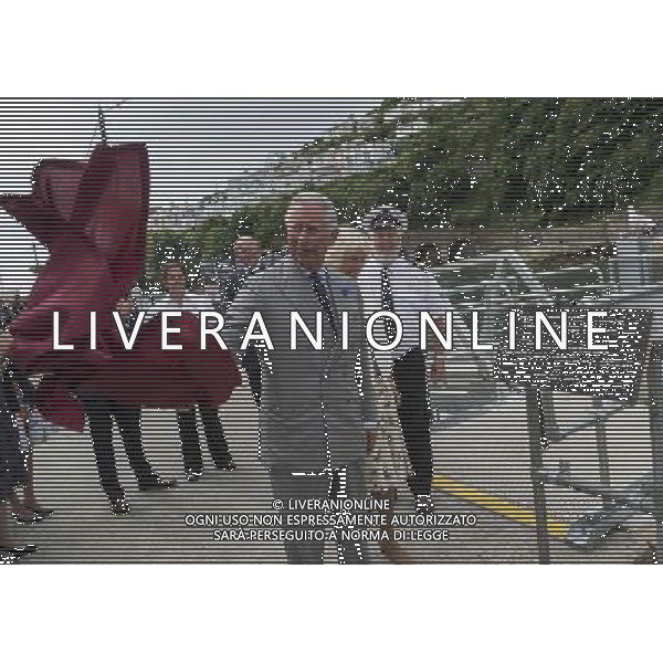 THE PRINCE OF WALES unveils a plaque when he officially opened a new pontoon DURING HIS VISIT TO LOOE, CORNWALL PICTURE ©photoshot/Agenzia Aldo Liverani sas - ITALY ONLY - EDITORIAL USE ONLY - REALI INGLESI: Il Principe Carlo d\'inghilterra con la moglie Camilla duchessa di Cornovaglia, ha visitato il mercato di via Looe
