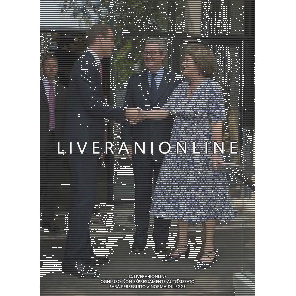 The Duke of Cambridge, unveiled a statute in honour of Captain Matthew Flinders, the first cartographer to circumnavigate Australia and identify it as a continent, at Australia House, London. The Duke met the statue\'s artist Mark Richards, unveiled the statue, and revealed a locomotive Matthew Flinders name plate, before meeting guests.THE DUKE BIDS FAREWELL TO THE AUSTRALIAN HIGH COMMISSIONER ALEXANDER DOWNER AND MRS DOWNER ©PHOTOSHOT/AGENZIA ALDO LIVERANI SAS - ITALY ONLY - EDITORIAL USE ONLY - REALI INGLESI: Il Principe William, ha presentato una statua in onore del capitano Matthew Flinders, il primo cartografo a circumnavigare l\'Australia e identificare un continente