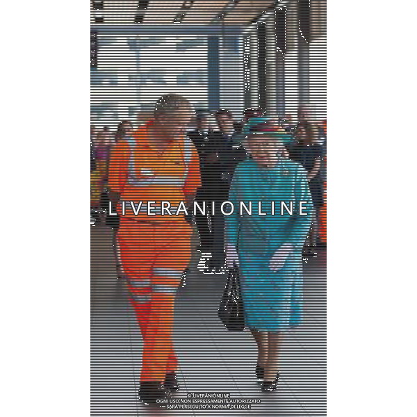 The Queen, and Robbie Burns of Network Rail at Reading Station in Berkshire, July 17th, 2014 during the official opening of the refurbished facilities. ©PHOTOSHOT/AGENZIA ALDO LIVERANI SAS - ITALY ONLY - EDITORIAL USE ONLY - REALI INGLESI: La Regina Elisabetta II d\'inghilterra all\'apertura ufficiale della stazione riqualificata di Reading 2014, Regno Unito