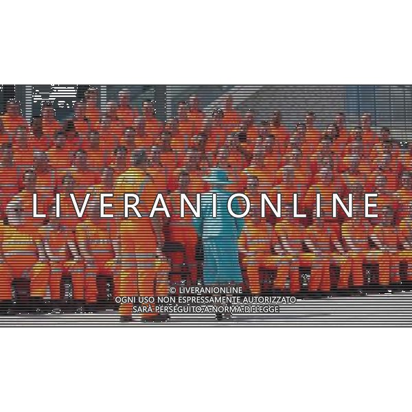 The Queen prepares to pose for a group photograph with construction workers at Reading Station in Berkshire, July 17th, 2014 during the official opening of the refurbished facilities. ©PHOTOSHOT/AGENZIA ALDO LIVERANI SAS - ITALY ONLY - EDITORIAL USE ONLY - REALI INGLESI: La Regina Elisabetta II d\'inghilterra all\'apertura ufficiale della stazione riqualificata di Reading 2014, Regno Unito
