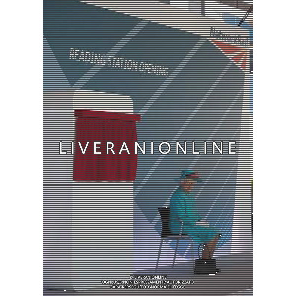 The Queen at Reading Station in Berkshire, July 17th, 2014 during the official opening of the refurbished facilities. ©PHOTOSHOT/AGENZIA ALDO LIVERANI SAS - ITALY ONLY - EDITORIAL USE ONLY - REALI INGLESI: La Regina Elisabetta II d\'inghilterra all\'apertura ufficiale della stazione riqualificata di Reading 2014, Regno Unito