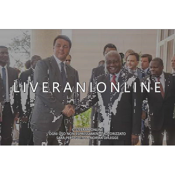 (140719)-- MAPUTO, July 19, 2014 () -- Mozambican President Armando Guebuza (R, front) shakes hands with the visiting Italian Prime Minister Matteo Renzi (L, front) in Maputo, Mozambique, on July 19, 2014. It is the first time that an Italian Prime Minister visited the southern African country since its independence in 1975. (/Mauro Vombe) ©photoshot/AGENZIA ALDO LIVERANI SAS - ITALY ONLY - Il primo ministro italiano Matteo Renzi in vista a Maputo nella capitale del Mozambico il 19 luglio 2014. E\' la prima volta che un primo ministro italiano visita il paese dell\'Africa meridionale dopo sua indipendenza nel 1975.