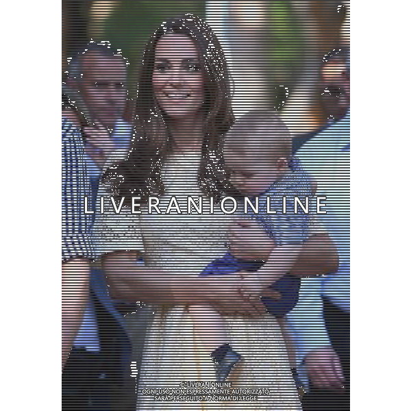 SYDNEY, AUSTRALIA - APRIL 20: Catherine, Duchess of Cambridge holds Prince George of Cambridge as they visit the Bilby Enclosure at Taronga Zoo on April 20, 2014 in Sydney, Australia. The Duke and Duchess of Cambridge are on a three-week tour of Australia and New Zealand, the first official trip overseas with their son, Prince George of Cambridge. ©photoshot/AGENZIA ALDO LIVERANI SAS - ITALY ONLY - EDITORIAL USE ONLY - REALI INGLESI: Il principe William d\'inghilterra e Kate Duchessa di Cambridge con il piccolo George il 20 aprile 2014 a Sydney, in Australia e Nuova Zelanda, nel primo viaggio ufficiale all\'estero con il loro figlio