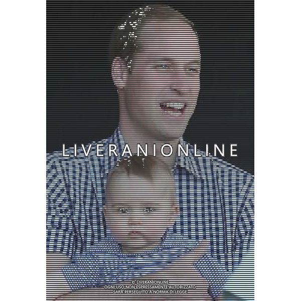 SYDNEY, AUSTRALIA - APRIL 20: Prince William, Duke of Cambridge holds Prince George of Cambridge as they look at a Bilby called George at Taronga Zoo on April 20, 2014 in Sydney, Australia. The Duke and Duchess of Cambridge are on a three-week tour of Australia and New Zealand, the first official trip overseas with their son, Prince George of Cambridge. ©photoshot/AGENZIA ALDO LIVERANI SAS - ITALY ONLY - EDITORIAL USE ONLY - REALI INGLESI: Il principe William d\'inghilterra e Kate Duchessa di Cambridge con il piccolo George il 20 aprile 2014 a Sydney, in Australia e Nuova Zelanda, nel primo viaggio ufficiale all\'estero con il loro figlio