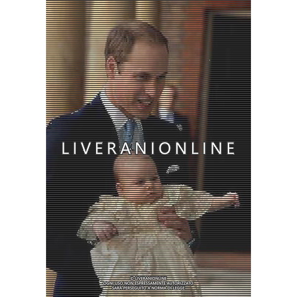 The Duke of Cambridge arrives, holding his son Prince George, at Chapel Royal in St James\'s Palace, ahead of the christening of the three month-old Prince George of Cambridge by the Archbishop of Canterbury in central London. ©photoshot/AGENZIA ALDO LIVERANI SAS - ITALY ONLY - EDITORIAL USE ONLY - REALI INGLESI: Il principe William e Kate Duchessa di Cambridge arrivano alla Cappella Reale di palazzo San Giacomo, nel centro di Londra, con il loro figlio di tre mesi il Principe George, prima del suo battesimo