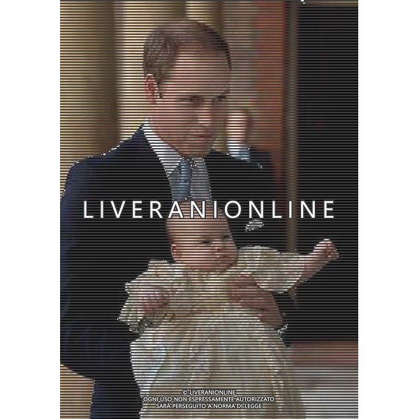 The Duke of Cambridge arrives, holding his son Prince George, at Chapel Royal in St James\'s Palace, ahead of the christening of the three month-old Prince George of Cambridge by the Archbishop of Canterbury in central London. ©photoshot/AGENZIA ALDO LIVERANI SAS - ITALY ONLY - EDITORIAL USE ONLY - REALI INGLESI: Il principe William e Kate Duchessa di Cambridge arrivano alla Cappella Reale di palazzo San Giacomo, nel centro di Londra, con il loro figlio di tre mesi il Principe George, prima del suo battesimo
