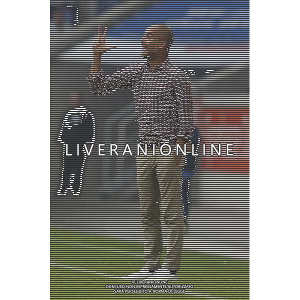 Trainer Pep Guardiola (FC Bayern Muenchen) zeigt eine drei, gibt Anweisungen // during a Friendly Match between MSV Duisburg and FC Bayern Muenchen at the Schau Ins Land Arena in Duisburg, Germany on 2014/07/21. EXPA Pictures © 2014, PhotoCredit: EXPA/ Eibner-Pressefoto/ Schueler *****ATTENTION - OUT of GER***** ©photoshot/AGENZIA ALDO LIVERANI SAS - ITALY ONLY - EDITORIAL USE ONLY - Partita amichevole tra MSV Duisburg e FC Bayern Monaco a Duisburg, in Germania il 21 luglio 2014