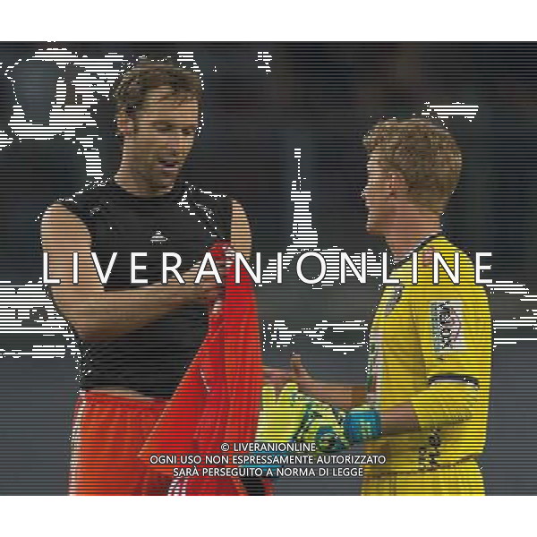 Petr Cech (FC Chelsea) gibt Christian Dobnik (RZ Pellets WAC) sein Leibchen, Dress // during a Friendly Match between RZ Pellets WAC and FC Chelsea at the Wˆrthersee Arena, Klagenfurt, Austria on 2014/07/23. EXPA Pictures © 2014, PhotoCredit: EXPA/ Johann Groder ©photoshot/AGENZIA ALDO LIVERANI SAS - ITALY ONLY - EDITORIAL USE ONLY