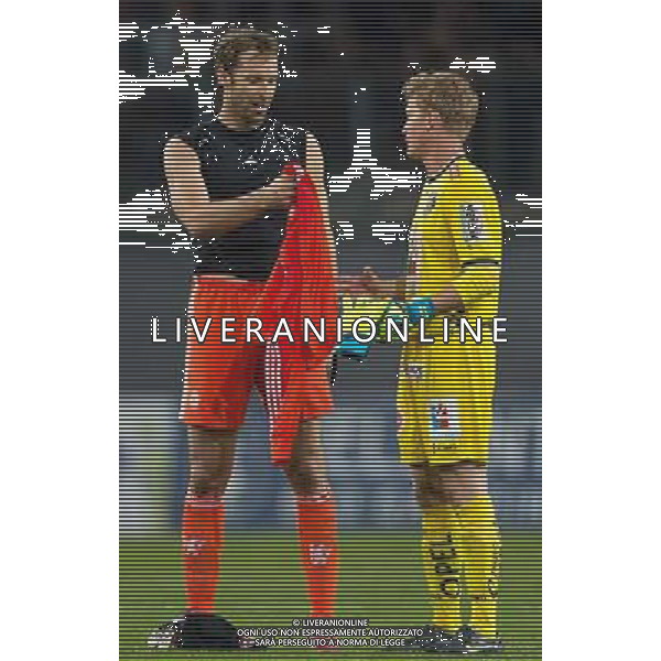 Petr Cech (FC Chelsea) gibt Christian Dobnik (RZ Pellets WAC) sein Leibchen, Dress // during a Friendly Match between RZ Pellets WAC and FC Chelsea at the Wˆrthersee Arena, Klagenfurt, Austria on 2014/07/23. EXPA Pictures © 2014, PhotoCredit: EXPA/ Johann Groder ©photoshot/AGENZIA ALDO LIVERANI SAS - ITALY ONLY - EDITORIAL USE ONLY