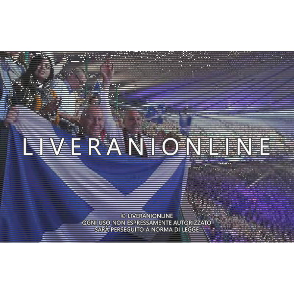 (140724) -- GLASGOW, July 24, 2014 () -- Spectators greet the delegation of Scotland during the opening ceremony of the XX Commonwealth Games at the Celtic Park in Glasgow, Britain, on July 23, 2014. (/Han Yan) ©photoshot/AGENZIA ALDO LIVERANI SAS - ITALY ONLY - EDITORIAL USE ONLY
