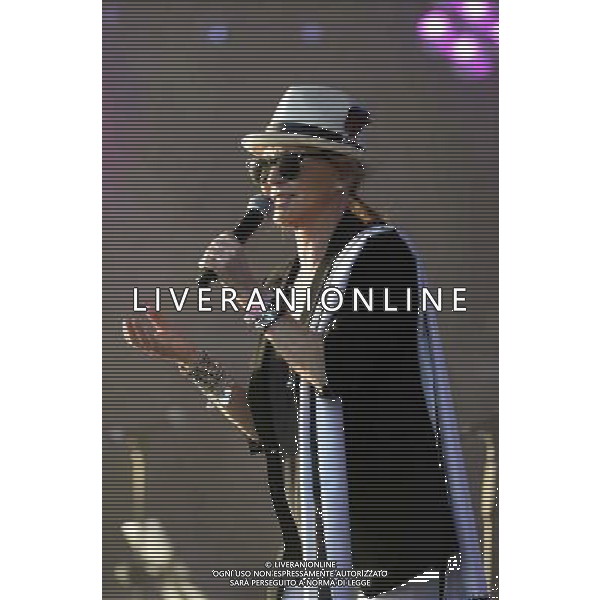 GLASGOW GREEN CONCERT FOR THE OPENING NIGHT COMMONWEALTH GAMES. Lulu on stage and with the unicef kids ©photoshot/AGENZIA ALDO LIVERANI SAS - ITALY ONLY - EDITORIAL USE ONLY