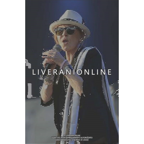 GLASGOW GREEN CONCERT FOR THE OPENING NIGHT COMMONWEALTH GAMES. Lulu on stage and with the unicef kids ©photoshot/AGENZIA ALDO LIVERANI SAS - ITALY ONLY - EDITORIAL USE ONLY