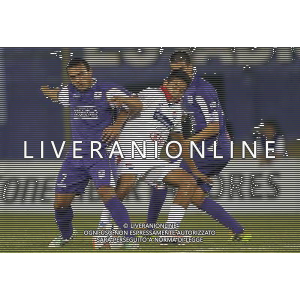 (140723) -- ASUNCION, July 23, 2014 () -- Silvio Torales (C) of Paraguay\'s Nacional vies for the ball with Juan Carlos Amado (L) of Uruguay\'s Defensor Sporting during the first leg of Libertadores Cup semifinals in Asuncion, Paraguay, on July 22, 2014. (/Marcelo Espinosa) (rh) (rt) ©photoshot/AGENZIA ALDO LIVERANI SAS - ITALY ONLY - EDITORIAL USE ONLY