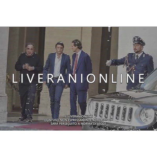 Roma - 25/07/2014 - Palazzo Chigi - Il presidente del Consiglio dei ministri Matteo Renzi incontra il Presidente della FIAT S.p.A John Elkann e lÕAmministratore Delegato Sergio Marchionne in occasione della presentazione della nuova autovettura ÒJeep RenegadeÓ - nella foto: Matteo Renzi con Sergio Marchionne e John Elkann / Ph. Fabrizio Corradetti - ag. Aldo Liverani Sas