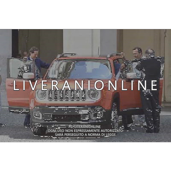Roma - 25/07/2014 - Palazzo Chigi - Il presidente del Consiglio dei ministri Matteo Renzi incontra il Presidente della FIAT S.p.A John Elkann e lÕAmministratore Delegato Sergio Marchionne in occasione della presentazione della nuova autovettura ÒJeep RenegadeÓ - nella foto: Matteo Renzi entra nella Jeep sotto lo sguardo di Sergio Marchionne e John Elkann / Ph. Fabrizio Corradetti - ag. Aldo Liverani Sas