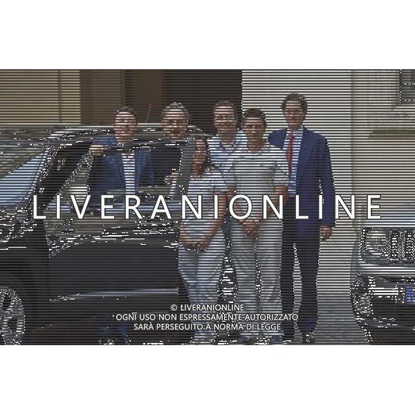 Roma - 25/07/2014 - Palazzo Chigi - Il presidente del Consiglio dei ministri Matteo Renzi incontra il Presidente della FIAT S.p.A John Elkann e lÕAmministratore Delegato Sergio Marchionne in occasione della presentazione della nuova autovettura ÒJeep RenegadeÓ - nella foto: Matteo Renzi con Sergio Marchionne John Elkann in posa con gli operai dello stabilimento Fiat di Melfi / Ph. Fabrizio Corradetti - ag. Aldo Liverani Sas