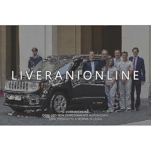 Roma - 25/07/2014 - Palazzo Chigi - Il presidente del Consiglio dei ministri Matteo Renzi incontra il Presidente della FIAT S.p.A John Elkann e lÕAmministratore Delegato Sergio Marchionne in occasione della presentazione della nuova autovettura ÒJeep RenegadeÓ - nella foto: Matteo Renzi con Sergio Marchionne John Elkann in posa con gli operai dello stabilimento Fiat di Melfi / Ph. Fabrizio Corradetti - ag. Aldo Liverani Sas
