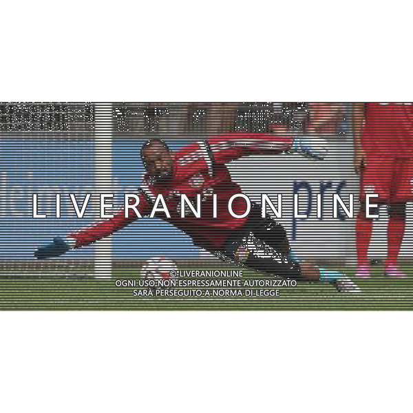 firo : 12.07.2014 Fu§ball,1.Bundesliga, Saison 2014/2015 Bayer 04 Leverkusen - Lierse, Testspiel, Torwart DAVID YELLDELL, beim AufwŠrmen $worldrightsEs gelten unsere AGB, einsehbar auf www.firosportphoto.de, copyright by firo sportphoto: Coesfelder Str. 207 D-48249 DŸlmen www.firosportphoto.de mail@firosportphoto.de (V o l k s b a n k B o c h u m - W i t t e n ) BLZ.: 430 601 29 Kt. Nr.: 341 117 100 Tel:Ê +49-2594-9916004 Fax:Ê+49-2594-9916005 AG ALDO LIVERANI SAS ONLY ITALY