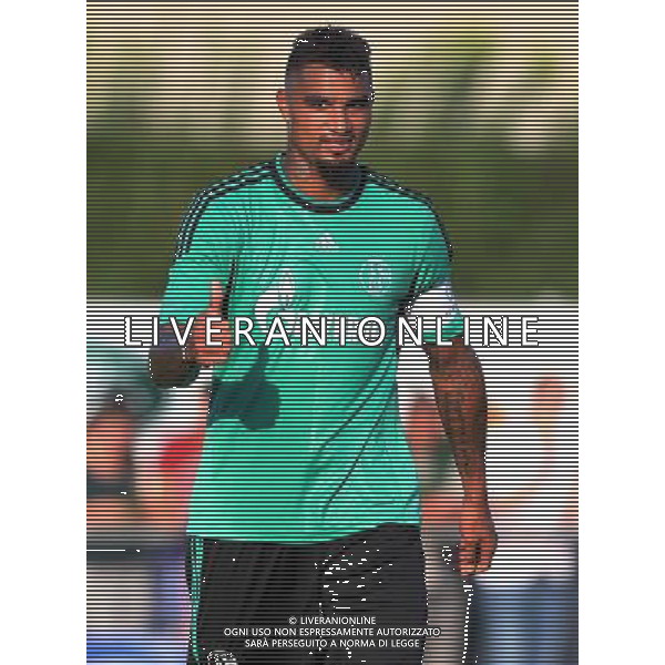 firo Fu§ball,Fussball, 23.07.2014 1. Bundesliga Saison 2014/2015 Vorbereitung, TL, Trainingslager in Grassau, Chiemsee, Testspiel Sportbund DJK Rosenheim - FC Schalke 04 Schalke, Kevin-Prince Boateng, Gestik, halbe Figur, Daumen hoch $worldrightsEs gelten unsere AGB, einsehbar auf www.firosportphoto.de copyright by firo sportphoto: Coesfelder Str. 207 D- 48249 DŸlmen www.firosportphoto.de mail@firosportphoto.de (V o l k s b a n k B o c h u m - W i t t e n ) BLZ.: 430 601 29 Kt. Nr.: 341 117 100 Tel: +49-2594 - 9916004 Fax: +49-2594 - 9916005 AG ALDO LIVERANI SAS ONLY ITALY