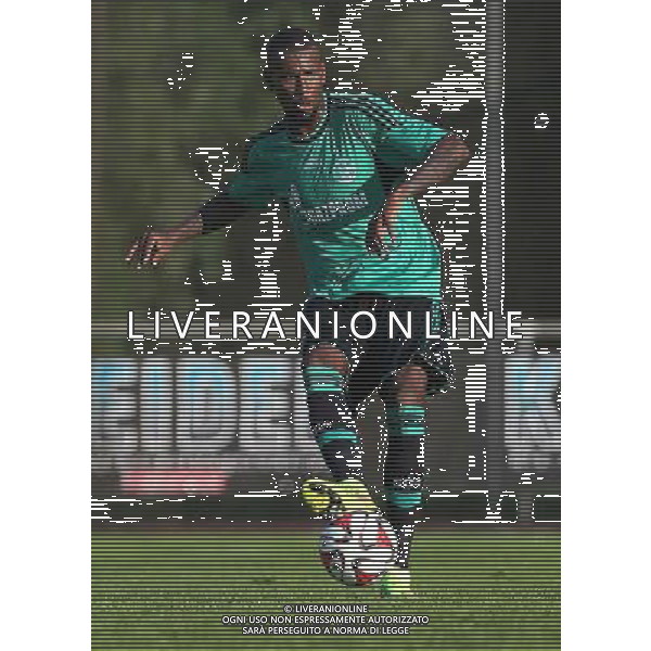 firo Fu§ball,Fussball, 23.07.2014 1. Bundesliga Saison 2014/2015 Vorbereitung, TL, Trainingslager in Grassau, Chiemsee, Testspiel Sportbund DJK Rosenheim - FC Schalke 04 Schalke, Felipe Santana, EInzelaktion, ganze FIgur $worldrightsEs gelten unsere AGB, einsehbar auf www.firosportphoto.de copyright by firo sportphoto: Coesfelder Str. 207 D- 48249 DŸlmen www.firosportphoto.de mail@firosportphoto.de (V o l k s b a n k B o c h u m - W i t t e n ) BLZ.: 430 601 29 Kt. Nr.: 341 117 100 Tel: +49-2594 - 9916004 Fax: +49-2594 - 9916005 AG ALDO LIVERANI SAS ONLY ITALY