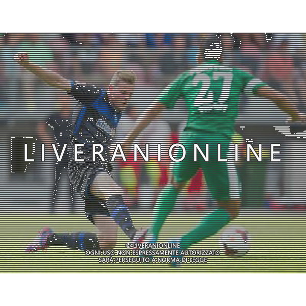26.07.2014, Steinbergstadion, Leogang, AUT, Testspiel, Maccabi Haifa vs SC Paderborn, im Bild v.l.: Marvin Duksch (SC Paderborn), 27 Eyal Meshumar (Maccabi Haifa) / during a Friendly Match between Maccabi Haifa and SC Paderborn at the Steinbergstadium, Leogang, Austria on 2014/07/26. EXPA Pictures © 2014, PhotoCredit: EXPA/ JFK ©PHOTOSHOT/Agenzia Aldo Liverani sas - ITALY ONLY - EDITORIAL USE ONLY - Sistemi di sicurezza e controlli della polizia durante la partita amichevole Maccabi Haifa vs SC Paderborn al Steinbergstadium, Leogang, Austria il 26 luglio 2014
