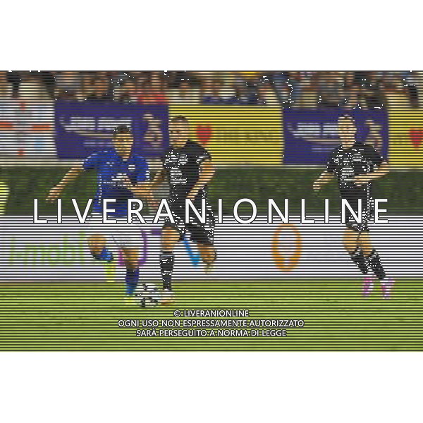(140727) -- BANGKOK, July 27, 2014 () -- Leon Osman (C) of Everton Football Club vies for the ball during a friendly match against Leicester City Football Club at Supachalasai Stadium in Bangkok, Thailand, July 27, 2014. Leicester City won 1-0. (/Rachen Sageamsak) ©PHOTOSHOT/Agenzia Aldo Liverani sas - ITALY ONLY - EDITORIAL USE ONLY - Everton Vs Leicester City partita amichevole a Supachalasai Stadium di Bangkok, Thailandia, 27 luglio 2014. Leicester City ha vinto 1-0.