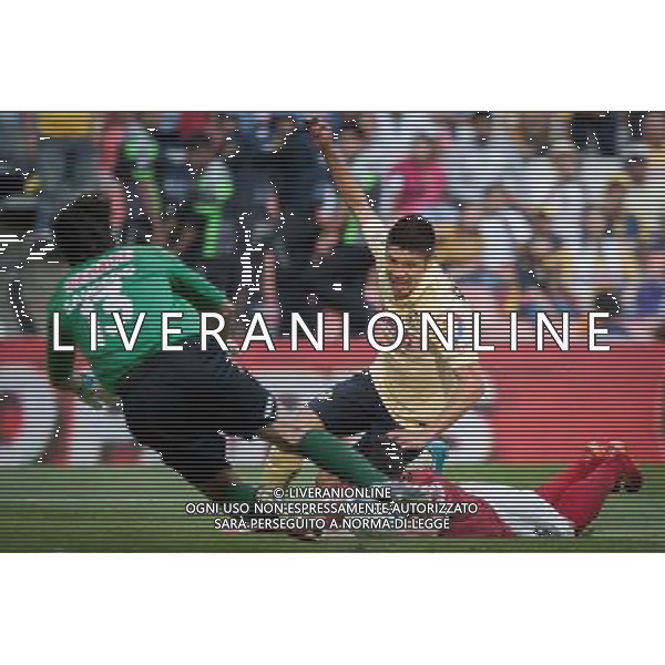 (140727) -- MEXICO CITY, July 27, 2014 () -- America\'s Oribe Peralta (C) vies for the ball with goalkeeper Cirilo Saucedo (L) of Xolos during their match of the MX League Opening Tournament, held at Azteca Stadium in Mexico City, capital of Mexico, on July 26, 2014. (/Pedro Mera) (da) (fnc) ©PHOTOSHOT/Agenzia Aldo Liverani sas - ITALY ONLY - EDITORIAL USE ONLY - AMERICA Vs XOLOS partita di apertura del torneo MX League Campionato messicano, presso Azteca Stadium di Citta\' del Messico 26 luglio 2014