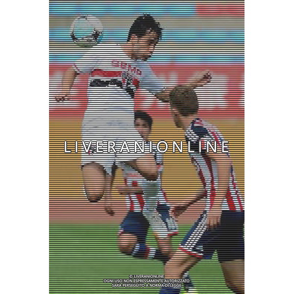 (140727) -- WEIFANG, July 27, 2014 () -- Leonardo Prado Farias (L) of San Paulo Football Club heads the ball during the match against Chivas Guadalajara CD in the Weifang Cup International Youth Football Tournament in Weifang, east China\'s Shandong Province, July 27, 2014. (/Guo Xulei) ©PHOTOSHOT/Agenzia Aldo Liverani sas - ITALY ONLY - EDITORIAL USE ONLY - San Paolo Football Club Vs CD Guadalajara partita Torneo Coppa Internazionale di Calcio giovanile a Weifang, Cina orientale di Shandong Province, 27 luglio 2014