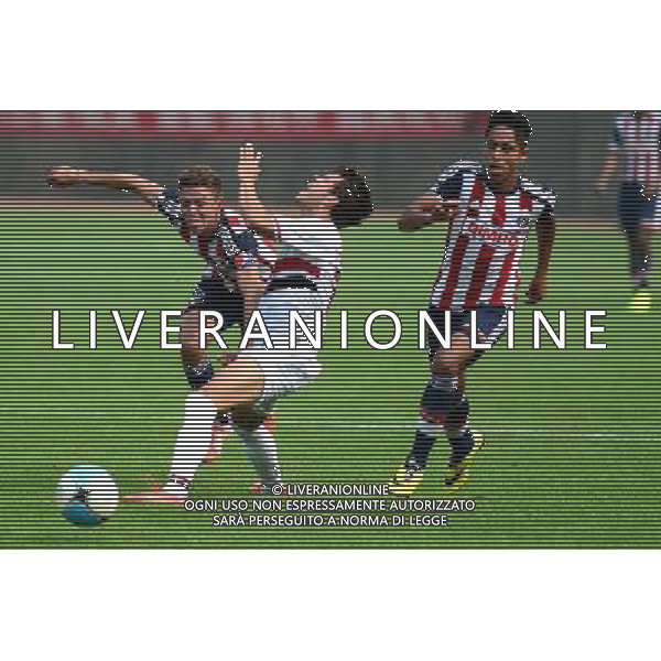 (140727) -- WEIFANG, July 27, 2014 () -- Felipe Araruna Hoffman (C) of San Paulo Football Club vies with Jose Andres Ramirez Hernandez (L) of Chivas Guadalajara CD in match of the Weifang Cup International Youth Football Tournament in Weifang, east China\'s Shandong Province, July 27, 2014. (/Guo Xulei) ©PHOTOSHOT/Agenzia Aldo Liverani sas - ITALY ONLY - EDITORIAL USE ONLY - San Paolo Football Club Vs CD Guadalajara partita Torneo Coppa Internazionale di Calcio giovanile a Weifang, Cina orientale di Shandong Province, 27 luglio 2014
