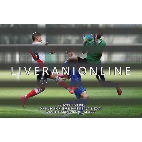(140727) -- WEIFANG, July 27, 2014 () -- Goalkeeper Bulelani Cola (R) of Western Cape saves the ball during their match against Atletico River Plate in the Weifang Cup International Youth Football Tournament in Weifang, east China\'s Shandong Province, July 27, 2014. Atletico River Plate won 4-0. (/Guo Xulei) ©PHOTOSHOT/Agenzia Aldo Liverani sas - ITALY ONLY - EDITORIAL USE ONLY - Torneo Coppa Internazionale di Calcio giovanile a Weifang, Cina orientale di Shandong Province, 27 luglio 2014
