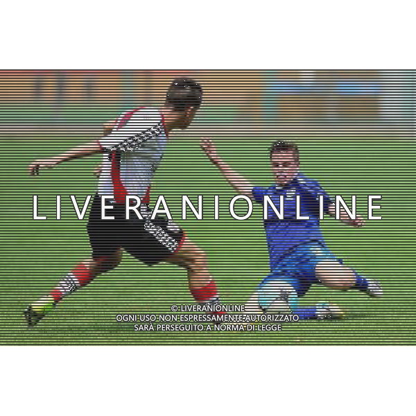 (140727) -- WEIFANG, July 27, 2014 () -- Tomas Gustavo Andrade (L) of Atletico River Plate vies with Reagan Jacob of Western Cape during their match in the Weifang Cup International Youth Football Tournament in Weifang, east China\'s Shandong Province, July 27, 2014. Atletico River Plate won 4-0. (/Guo Xulei) ©PHOTOSHOT/Agenzia Aldo Liverani sas - ITALY ONLY - EDITORIAL USE ONLY - Torneo Coppa Internazionale di Calcio giovanile a Weifang, Cina orientale di Shandong Province, 27 luglio 2014