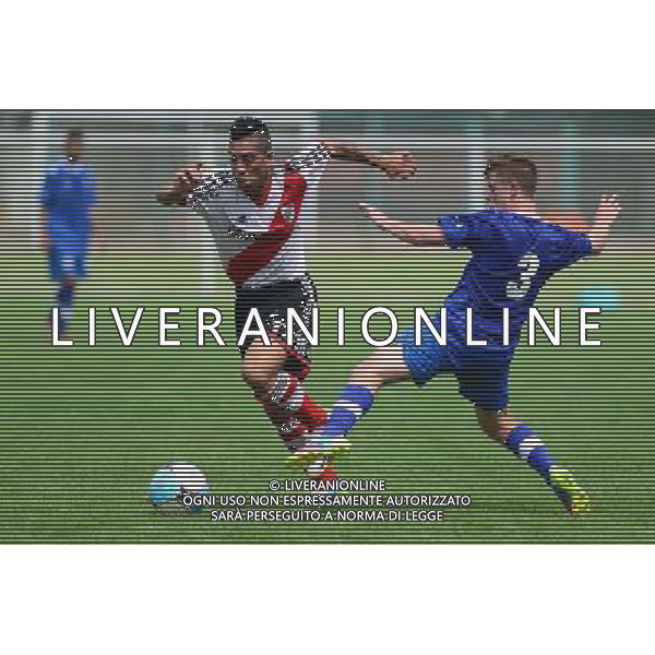 (140727) -- WEIFANG, July 27, 2014 () -- Nicolas Uriel Fittaioli (L) of Atletico River Plate vies with Reagan Jacob of Western Cape during their match in the Weifang Cup International Youth Football Tournament in Weifang, east China\'s Shandong Province, July 27, 2014. Atletico River Plate won 4-0. (/Guo Xulei) ©PHOTOSHOT/Agenzia Aldo Liverani sas - ITALY ONLY - EDITORIAL USE ONLY - Torneo Coppa Internazionale di Calcio giovanile a Weifang, Cina orientale di Shandong Province, 27 luglio 2014