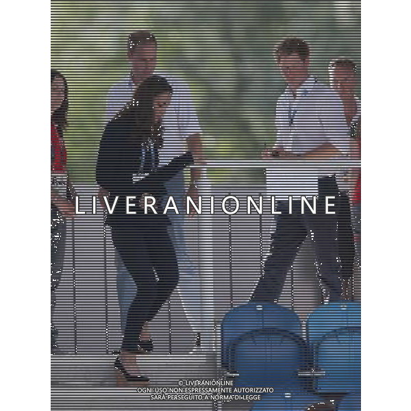 THE DUKE \' THE DUCHESS OF CAMBRIDGE \' PRINCE HARRY WILLIAM \' KATE WATCH THE HOCKEY HOCKEY, GLASGOW HOCKEY CENTRE COMMONWEALTH GAMES 2014 GLASGOW HOCKEY CENTRE, GLASGOW, SCOTLAND 27 July 2014 DIF22018 COMMONWEALTH GAMES 2014, GLASGOW ©PHOTOSHOT/Agenzia Aldo Liverani sas - ITALY ONLY - EDITORIAL USE ONLY - REALI INGLESI: Il Principe William d\'inghilterra con la moglie Kate duchessa di Cambridge ai Giochi del Commonwealth a Glasgow